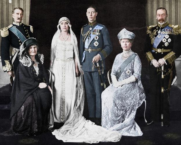 Самые знаменитые свадебные платья Виндзоров неудачные смелые и даже бодипозитивные