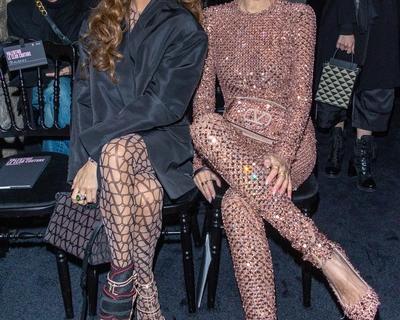 Total-леопард монограмма бренда микротренд на странные колготки на показе Valentino