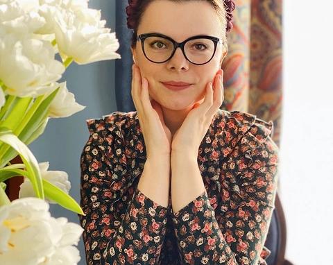 Вылитая Одри Хепберн Татьяна Брухунова в шляпе и тренче напомнила поклонникам кинодиву из прошлого